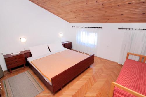 Apartments with parking space Novi Vinodolski - 5587