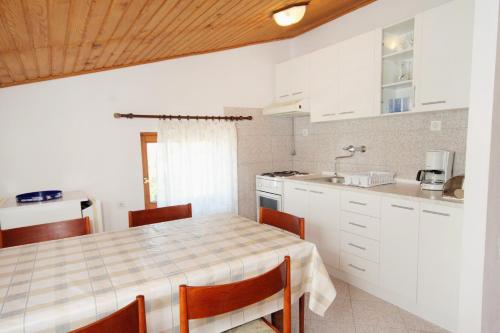 Apartments with parking space Novi Vinodolski - 5587