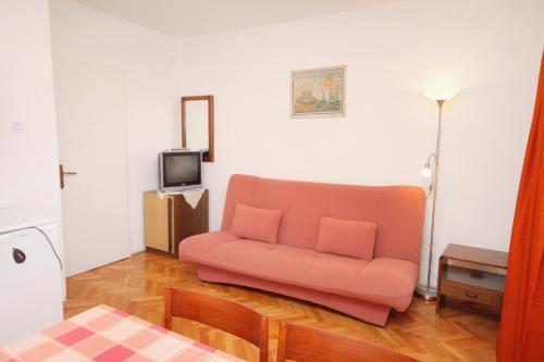 Apartments with parking space Novi Vinodolski - 5587