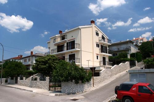 Apartments with parking space Novi Vinodolski - 5593