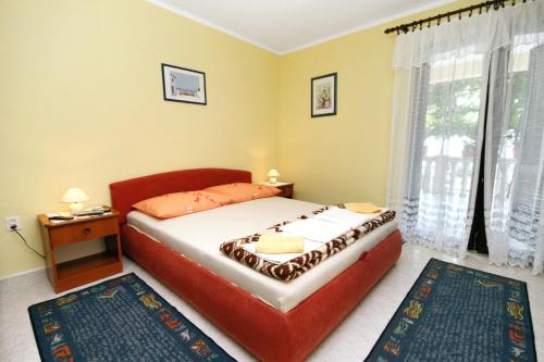 Apartments with parking space Novi Vinodolski - 5593