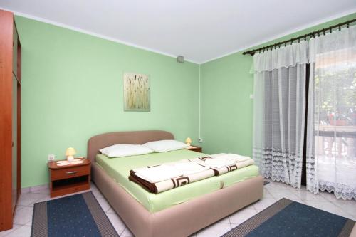 Posteľ alebo postele v izbe v ubytovaní Apartments with parking spaces Novi Vinodolski - 5593