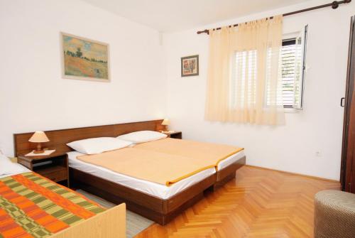 Posteľ alebo postele v izbe v ubytovaní Apartment Novi Vinodolski 5587b