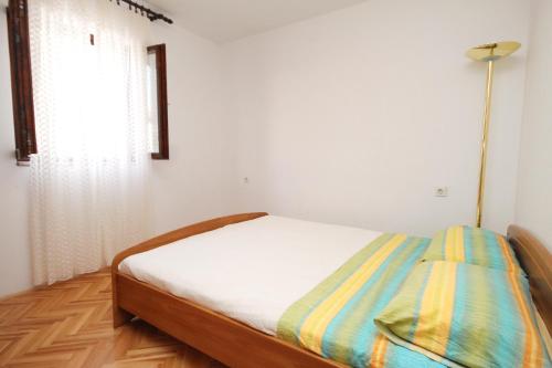 a bedroom with a bed in a room with a window at Apartments with a parking space Sutivan, Brac - 5629 in Sutivan