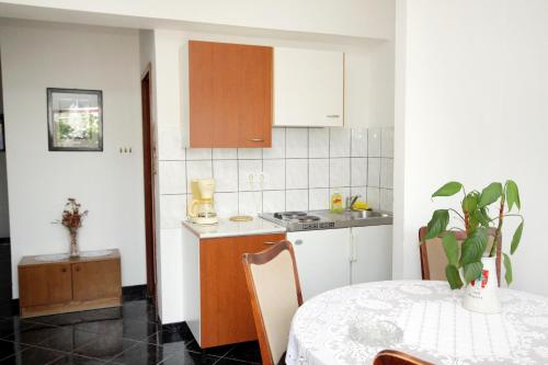 Apartments with parking space Novi Vinodolski - 5600