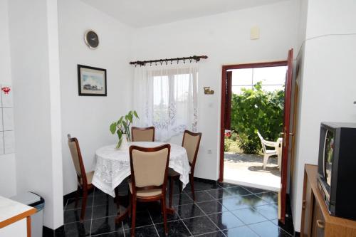 Apartments with parking space Novi Vinodolski - 5600