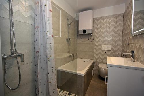 y baño con ducha, lavabo y aseo. en Apartments with WiFi Supetar, Brac - 5665, en Supetar