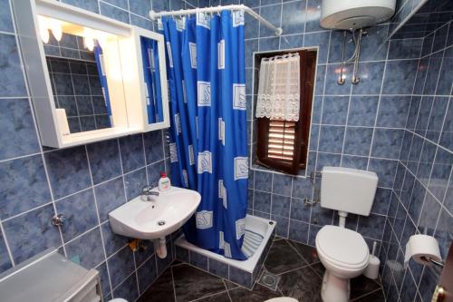 Apartments with parking space Novi Vinodolski - 5600