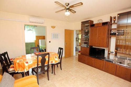 Apartments with parking space Supetar, Brac - 5612