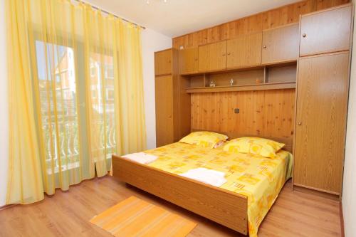 Apartments with parking space Supetar, Brac - 5612