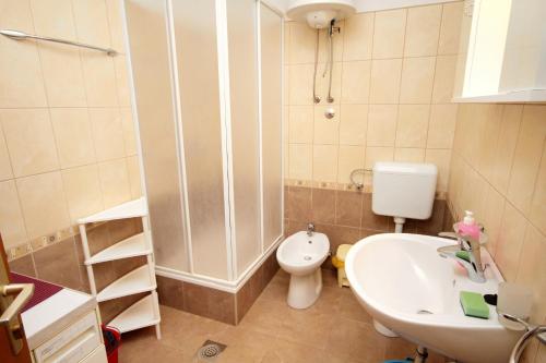 Apartments with parking space Supetar, Brac - 5612