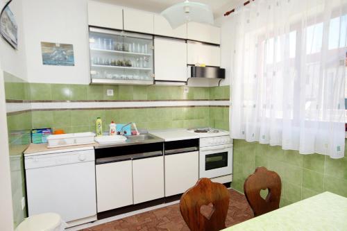 Apartments with parking space Supetar, Brac - 5612