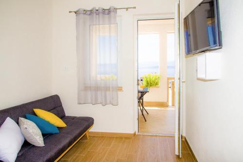 Apartments with a parking space Bol, Brac - 5641
