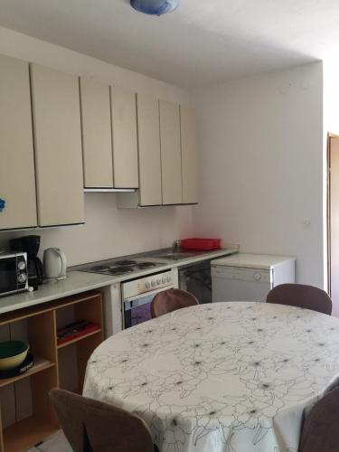 Apartments with parking space Novi Vinodolski - 5537
