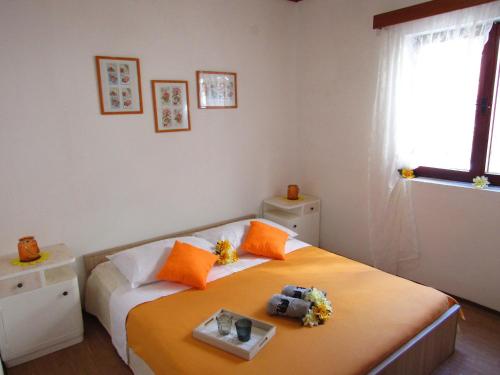 małą sypialnię z łóżkiem z kwiatami w obiekcie Seaside secluded apartments Cove Pobij, Hvar - 5633 w mieście Gdinj