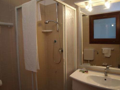 La salle de bains est pourvue d'une douche et d'un lavabo. dans l'établissement Club Esse Gallura, à Aglientu