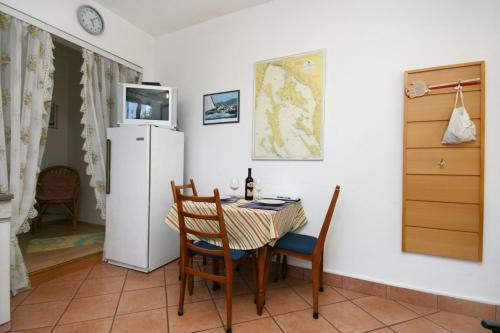 comedor con mesa y nevera en Apartments with a parking space Jadranovo, Crikvenica - 5533, en Jadranovo
