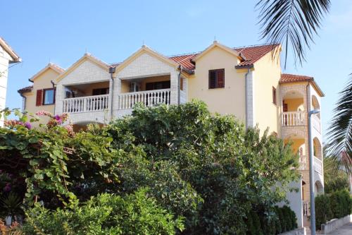 Apartments with parking space Supetar, Brac - 5663