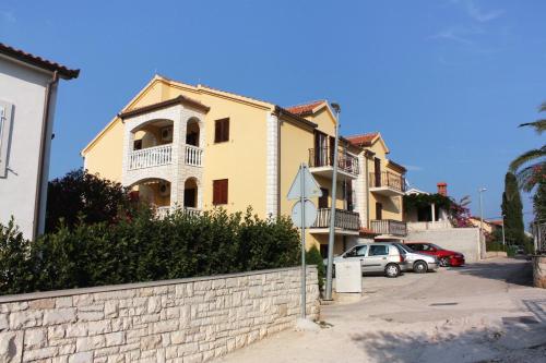 Apartments with parking space Supetar, Brac - 5663