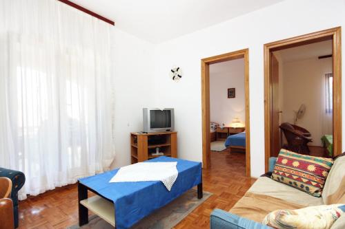 Apartments with parking space Supetar, Brac - 5663