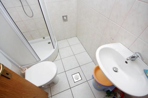 Apartments with parking space Supetar, Brac - 5663