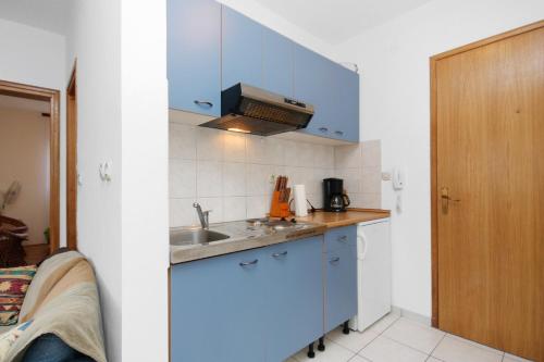 Apartments with parking space Supetar, Brac - 5663