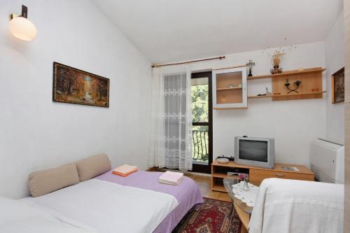 Apartments with parking space Supetar, Brac - 5653