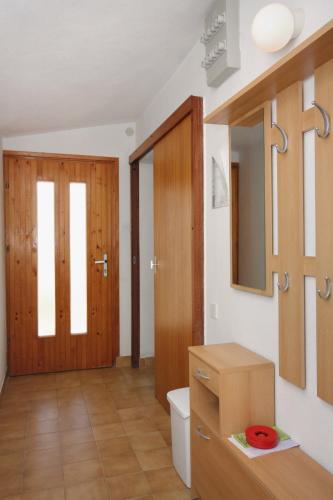 Apartments with parking space Supetar, Brac - 5653