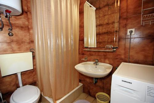 y baño con lavabo, aseo y ducha. en Apartment Supetar 5662b, en Supetar