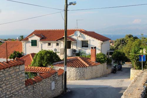 Apartments with parking space Supetar, Brac - 5662