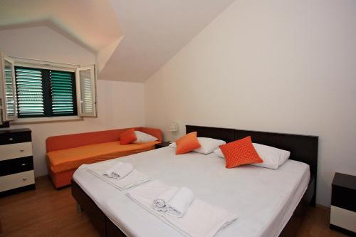 Apartments with parking space Supetar, Brac - 5662