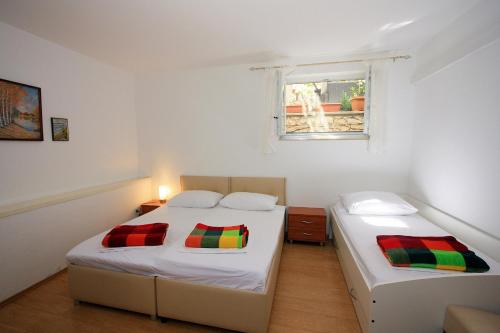 Apartments with parking space Supetar, Brac - 5662