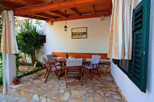 Apartments with parking space Supetar, Brac - 5662
