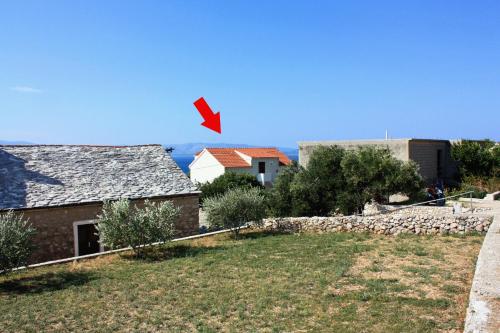 Apartments with a parking space Bol, Brac - 5640