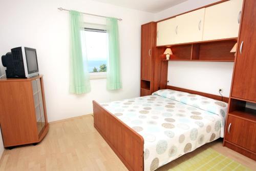 Apartments with a parking space Bol, Brac - 5640