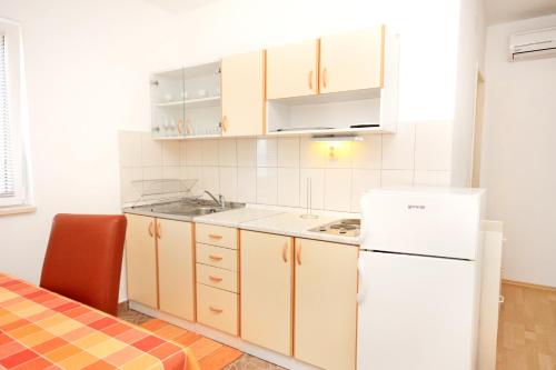 Apartments with a parking space Bol, Brac - 5640