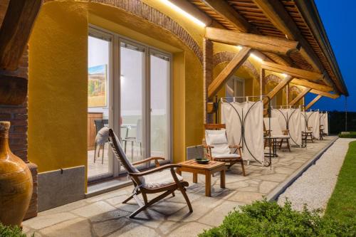 a group of chairs sitting on a patio at I Boschetti in Magliano Alpi