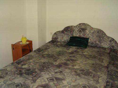una camera da letto con un grande letto con un cuscino verde di Szigeti B&B a Bogács