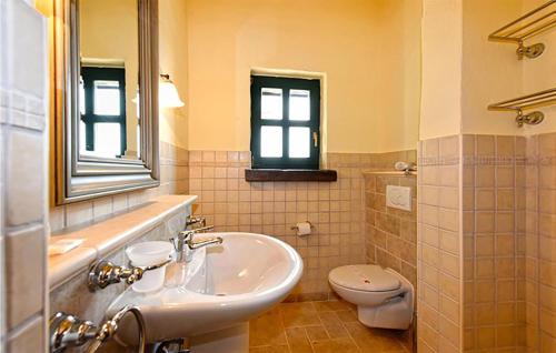 La salle de bains est pourvue d'un lavabo et de toilettes. dans l'établissement Stunning Home In Sveti Lovrec With Wifi, à Sveti Lovreč Pazenatički