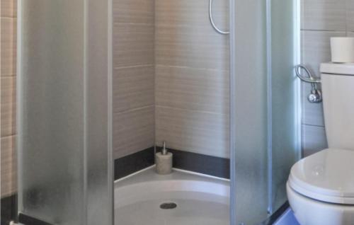 a shower stall with a toilet in a bathroom at Lovely Home In Kolczewo With Wifi in Kołczewo