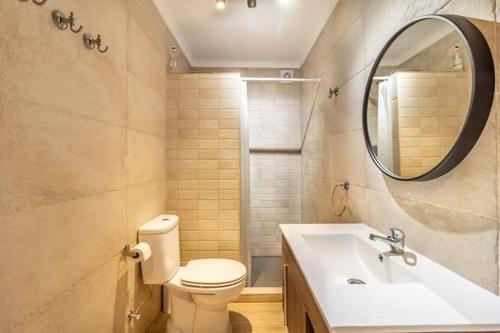ein Badezimmer mit einem WC, einem Waschbecken und einem Spiegel in der Unterkunft Casa de São bento - Monsaraz in Monsaraz