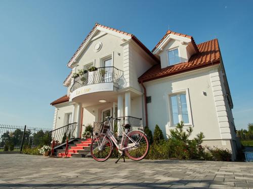 a bike parked in front of a building at La Rose Residence in Mikołajki