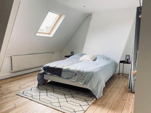 1 dormitorio blanco con 1 cama en el ático en Appartement Duplex La Cambu'z Le Portel Plage en Le Portel