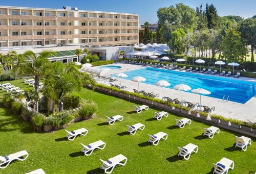 een luchtzicht op een resort met een zwembad en ligstoelen bij Crowne Plaza Rome St. Peter's, an IHG Hotel in Rome