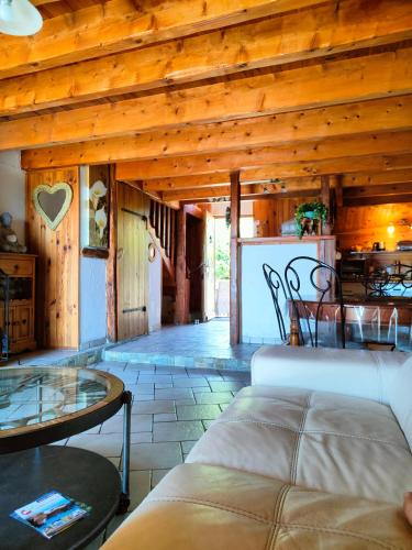 un salon avec un canapé et une table dans l'établissement La Belle Escale, à Gap