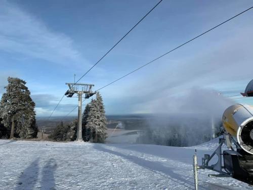 a ski lift at the top of a snow covered slope at Chalupa Magistrála in Horní Blatná