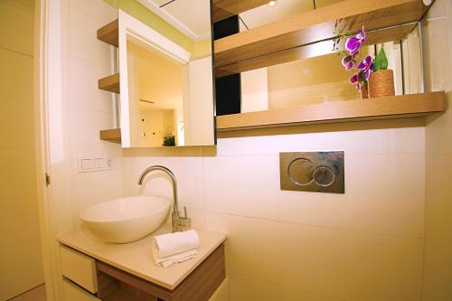 a bathroom with a bowl sink and a mirror at Luxury bungalow Allegra 43 with AC and Pool in Ciudad Quesada