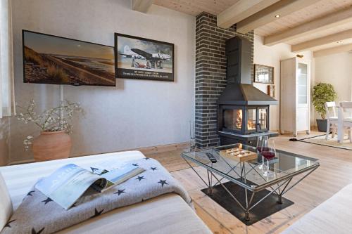 uma sala de estar com um sofá e uma lareira em Lister Düne EG em List