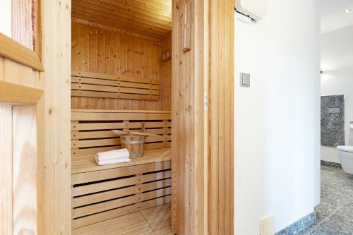 uma sauna com painéis de madeira na casa de banho em Lister Düne EG em List