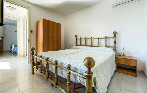 - une chambre avec un lit et une armoire en bois dans l'établissement Gorgeous Apartment In Frigole With Kitchen, à Frigole